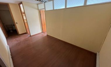 OFICINA CON RECEPCIÓN Y 2 PRIVADOS EN SECTOR PLAZA SOTOMAYOR