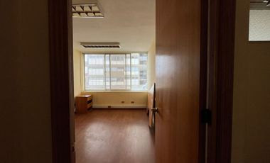 OFICINA CON RECEPCIÓN Y 2 PRIVADOS EN SECTOR PLAZA SOTOMAYOR