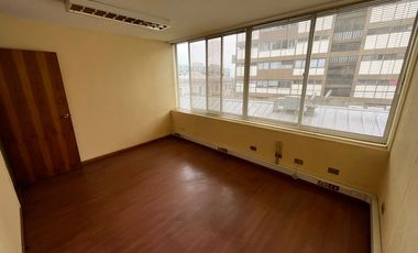 OFICINA CON RECEPCIÓN Y 2 PRIVADOS EN SECTOR PLAZA SOTOMAYOR