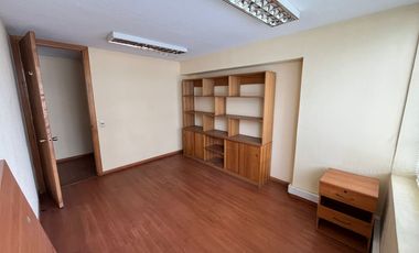 OFICINA CON RECEPCIÓN Y 2 PRIVADOS EN SECTOR PLAZA SOTOMAYOR