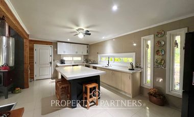 Casa con hermosa cabaña en condominio cerrado
