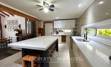 Casa con hermosa cabaña en condominio cerrado