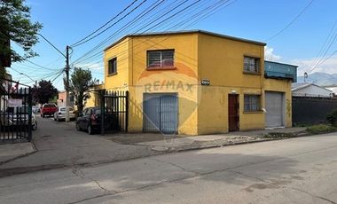 Amplia casa esquina