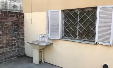 Casa 2 dormitorios, garaje, terreno libre - Alquiler