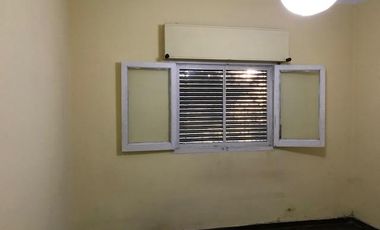 Casa 2 dormitorios, garaje, terreno libre - Alquiler