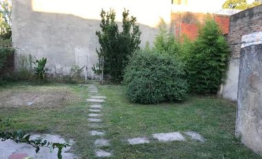 Casa 2 dormitorios, garaje, terreno libre - Alquiler