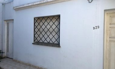Casa 2 dormitorios, garaje, terreno libre - Alquiler