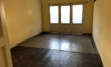 Casa 2 dormitorios, garaje, terreno libre - Alquiler