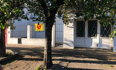Casa 2 dormitorios, garaje, terreno libre - Alquiler