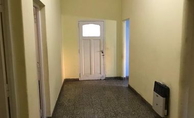 Casa 2 dormitorios, garaje, terreno libre - Alquiler