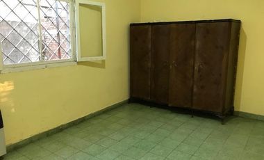 Casa 2 dormitorios, garaje, terreno libre - Alquiler