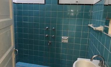 Casa 2 dormitorios, garaje, terreno libre - Alquiler