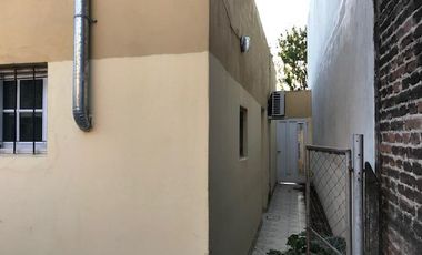 Casa 2 dormitorios, garaje, terreno libre - Alquiler