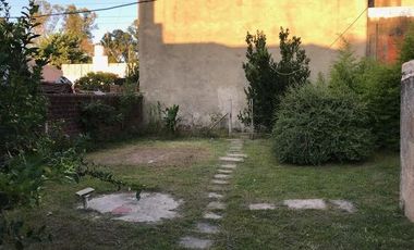 Casa 2 dormitorios, garaje, terreno libre - Alquiler