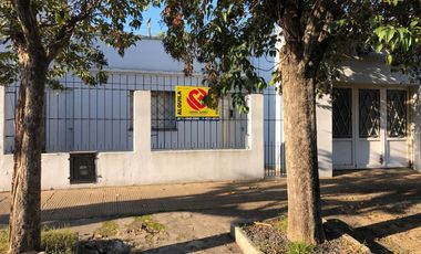 Casa 2 dormitorios, garaje, terreno libre - Alquiler