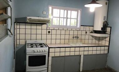Casa 2 dormitorios, garaje, terreno libre - Alquiler