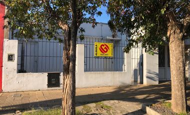 Casa 2 dormitorios, garaje, terreno libre - Alquiler