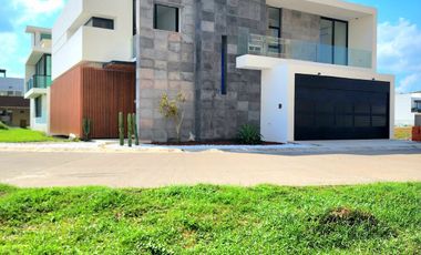 Casa en VENTA con alberca, equipada fraccionamiento EL ANCLA