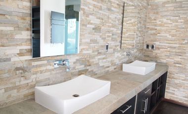 Venta o Renta  Casa en Lomas de Valle Escondido