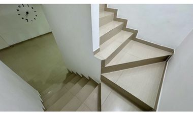 Casa de tres pisos con terraza en venta Barrio Altamira Palmira Valle