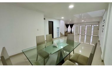 Casa de tres pisos con terraza en venta Barrio Altamira Palmira Valle
