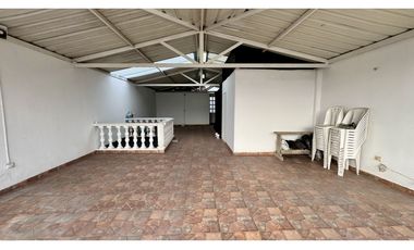 Casa de tres pisos con terraza en venta Barrio Altamira Palmira Valle