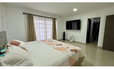 Casa de tres pisos con terraza en venta Barrio Altamira Palmira Valle