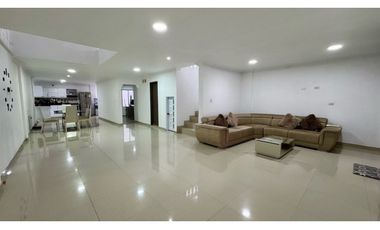 Casa de tres pisos con terraza en venta Barrio Altamira Palmira Valle