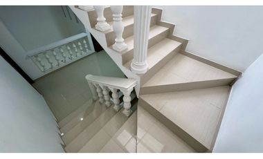 Casa de tres pisos con terraza en venta Barrio Altamira Palmira Valle