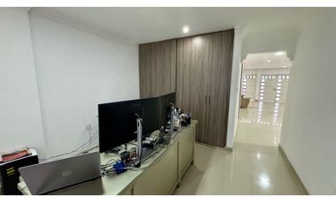 Casa de tres pisos con terraza en venta Barrio Altamira Palmira Valle