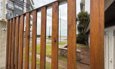 VENTA CASA (3) AMB. C/PATIO FRENTE AL MAR - BARRIO CONSTITUCION