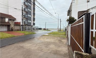 VENTA CASA (3) AMB. C/PATIO FRENTE AL MAR - BARRIO CONSTITUCION