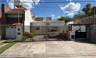 VENTA CASA (3) AMB. C/PATIO FRENTE AL MAR - BARRIO CONSTITUCION