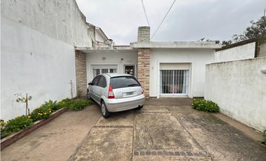 VENTA CASA (3) AMB. C/PATIO FRENTE AL MAR - BARRIO CONSTITUCION