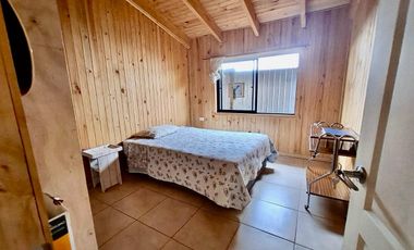 ACOGEDORA CASA FAMILIAR EN PARCELA