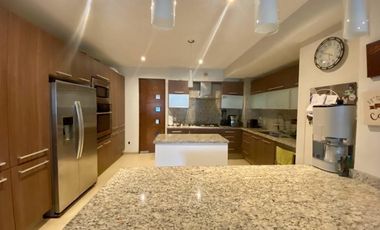 Casa en condominio en venta  Lomas Anáhuac con áreas comunes