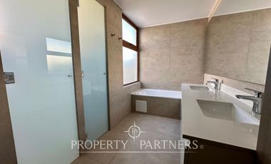 Casa mediterránea en condominio recién entregada a pasos de Colegio Huinganal. Jardinero Incluido.