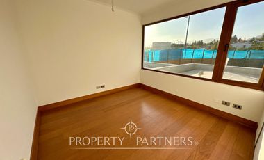 Casa mediterránea en condominio recién entregada a pasos de Colegio Huinganal. Jardinero Incluido.