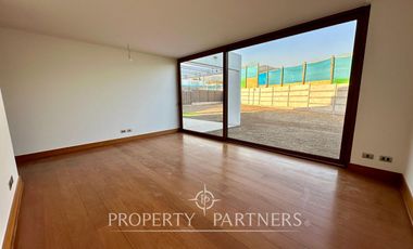 Casa mediterránea en condominio recién entregada a pasos de Colegio Huinganal. Jardinero Incluido.