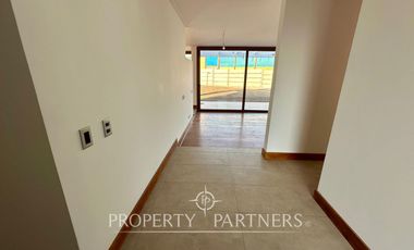 Casa mediterránea en condominio recién entregada a pasos de Colegio Huinganal. Jardinero Incluido.