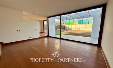 Casa mediterránea en condominio recién entregada a pasos de Colegio Huinganal. Jardinero Incluido.