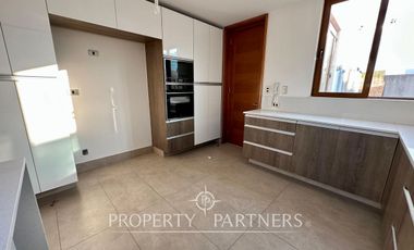 Casa mediterránea en condominio recién entregada a pasos de Colegio Huinganal. Jardinero Incluido.