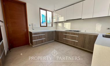 Casa mediterránea en condominio recién entregada a pasos de Colegio Huinganal. Jardinero Incluido.