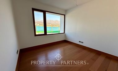 Casa mediterránea en condominio recién entregada a pasos de Colegio Huinganal. Jardinero Incluido.
