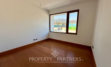 Casa mediterránea en condominio recién entregada a pasos de Colegio Huinganal. Jardinero Incluido.