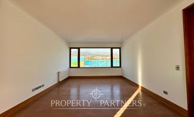 Casa mediterránea en condominio recién entregada a pasos de Colegio Huinganal. Jardinero Incluido.