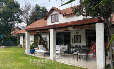 Casa con excelente ubicacion en sector de La dehesa central