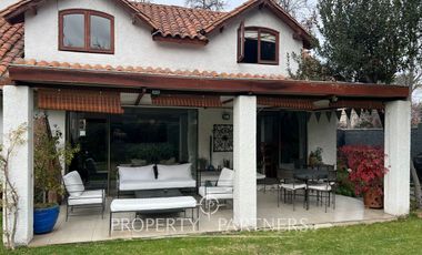 Casa con excelente ubicacion en sector de La dehesa central