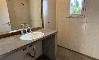 Casa de tres dormitorios en alquiler en Villa Allende Golf