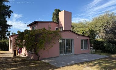 Casa de tres dormitorios en alquiler en Villa Allende Golf